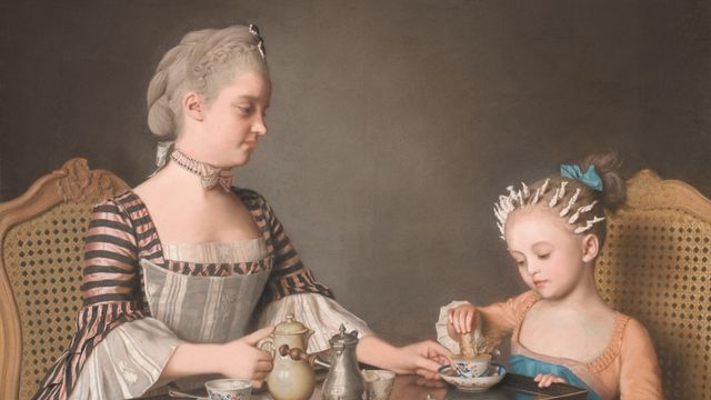 Ein Pastell auf Papier, das eine Frau in einem rot gestreiften Kleid mit einem jungen Mädchen zeigt, das Tee einschenkt, aus dem Gemälde von Jean-Etienne Liotard, the Lavergne Family Breakfast.