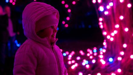 Entrez dans l'esprit des fêtes avec Christmas at Kenwood, une aventure illuminée et immersive à travers Hampstead Heath. Avec l'aimable autorisation de Deacon Communications.