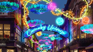 La rue de Carnaby Street est décorée d'installations lumineuses et multicolores représentant les différentes planètes et univers.