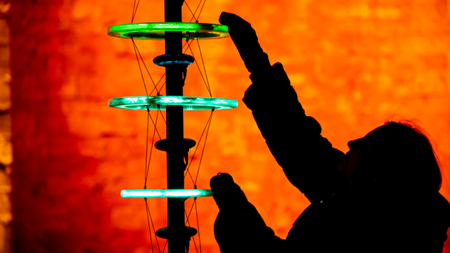Une jeune fille s'amuse avec des installations lumineuses à Eltham Palace sur Londres.