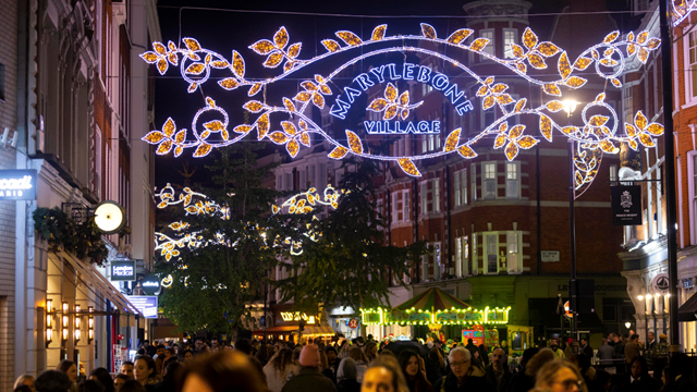 Les décorations de Noël sont suspendues au-dessus des rues de Marylebone Village.