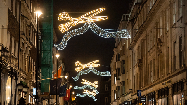Des cisailles géantes en or illuminent Savile Row pour Noël.