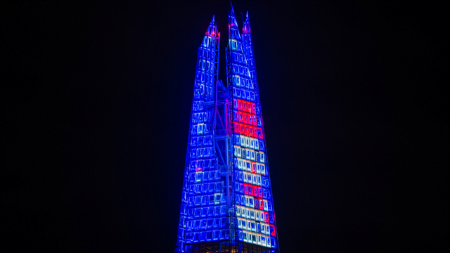 Le Bonhomme de Neige illumine le sommet du Shard à Londres.