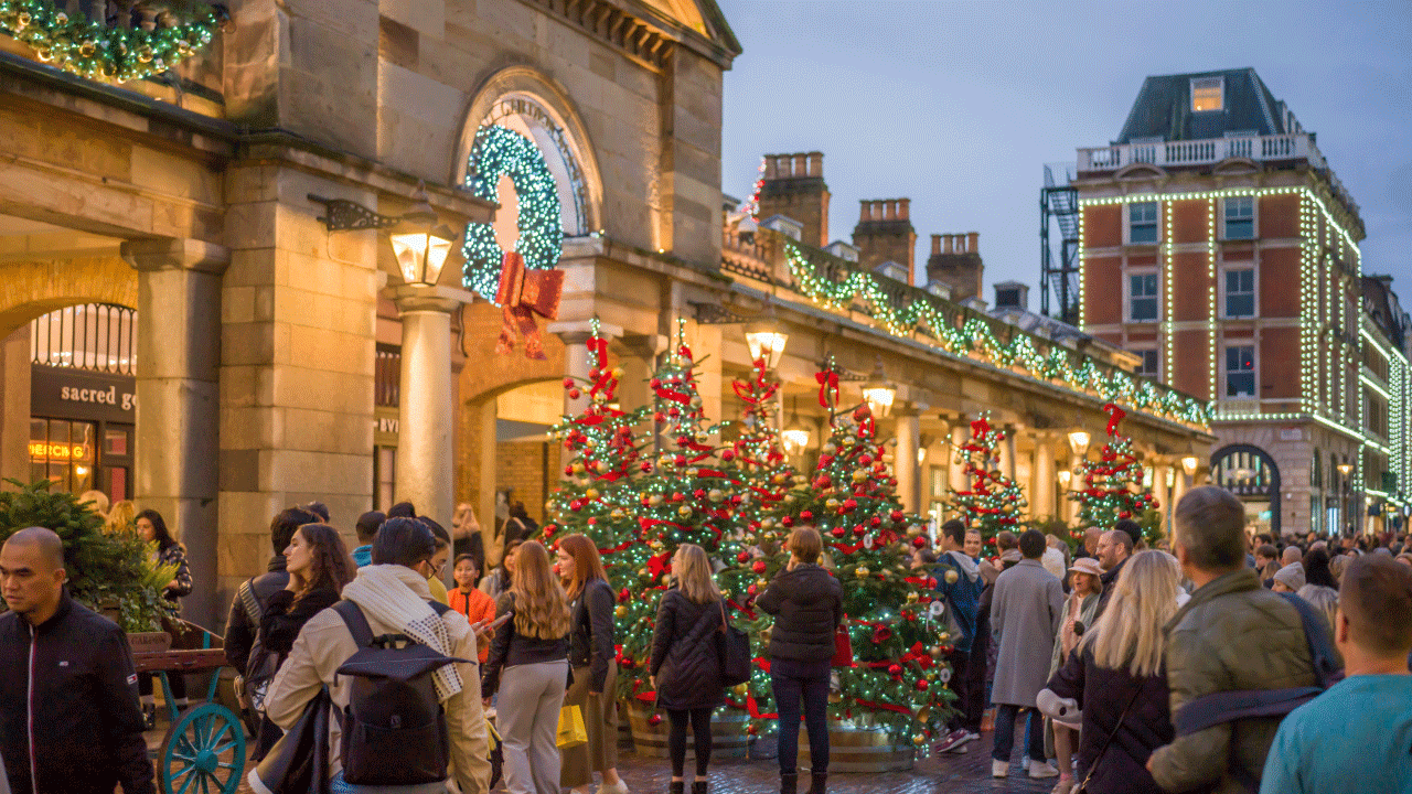 Covent Garden Markt zu Weihnachten. Nachweis: Covent Garden. Bild mit Genehmigung von Mission. Leuchtende Weihnachtsbäume und Lichter erleuchten den Covent Garden Markt