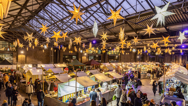 Sternenlichter hängen über dem King's Cross Weihnachtsmarkt
