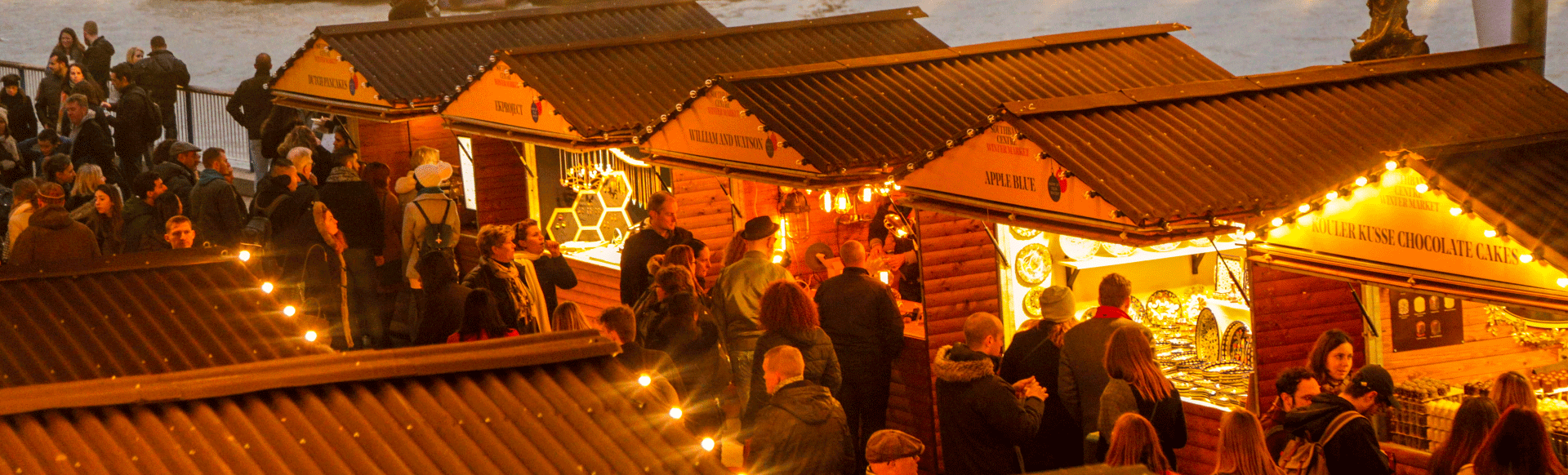 Weihnachtsholzhütten an der Themse beim Southbank Centre Wintermarkt