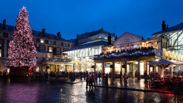 Covent Garden an Weihnachten. © Brendan Bell. Bild mit Genehmigung von Covent Garden. Großer funkelnder Weihnachtsbaum vor Covent Garden am Abend