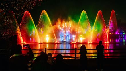 Watch water, light and colour combine in a spectacular lakeside display that lights up the night sky at Windsor Illuminated. © Giles Smith/MARI