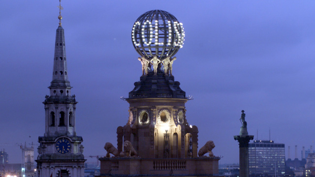 Vue sur les toits de Londres la nuit avec un premier plan sur le Coliseum de Londres.