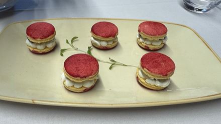 Enjoy a delicious selection of canapes and premium bowl food at the Riverside Rooms New Year's Eve party. Image courtesy of Golden Tours.