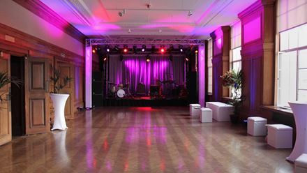 Préparez-vous à passer une soirée riche en divertissements et en raffinement dans les Riverside Rooms du County Hall. Image fournie par Golden Tours.