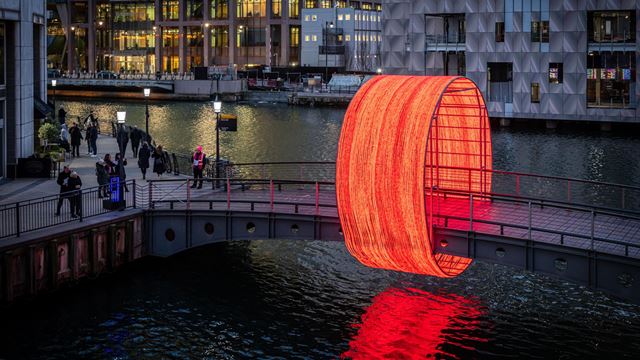 The Clew, a light installation on Cubitt Bridge in Canary Wharf, is made from 100 circles of red light. It was created by Ottotto, a portuguese architectural firm.