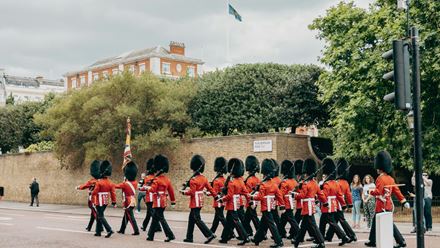 Foot guards on their way to Buckingham Palace for the Changing the Guard ceremony. Image courtesy of Micah Kunkle via Unsplash.