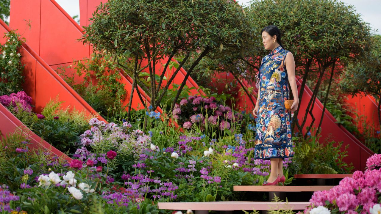 Der Silk Road Garden auf der RHS Chelsea Flower Show 2017. Urheberrecht: RHS/Georgi Mabee. Bild mit Genehmigung von RHS. Ein geladener Gast betritt den Silk Road Garden auf der RHS Chelsea Flower Show 2017.