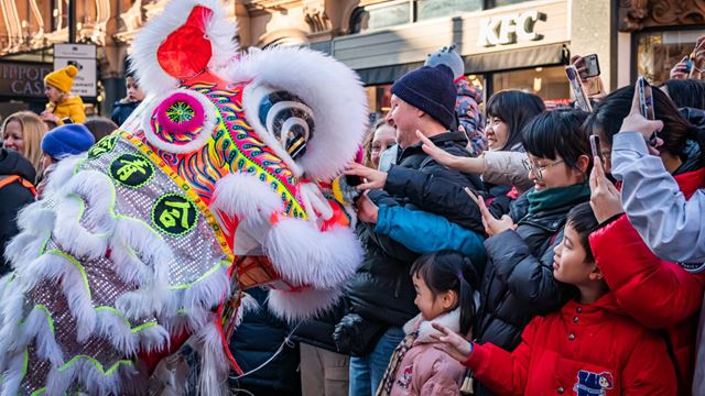 Une grande marionnette de dragon chinois interagit avec le public lors d'un défilé du Nouvel An lunaire à Londres.