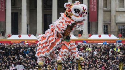 Un lion orange et blanc danse devant la foule rassemblée sur Trafalgar Square lors du Nouvel An chinois de 2017. © Greater London Authority