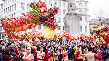 Dragons dansants à la parade du Nouvel An Chinois à Londres. Photo: Jon Mo / LCCA