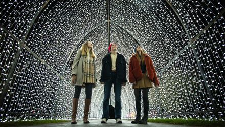 When the light tunnel becomes the perfect group-photo moment - this installtion is a Christmas at Kew classic. © RBG Kew