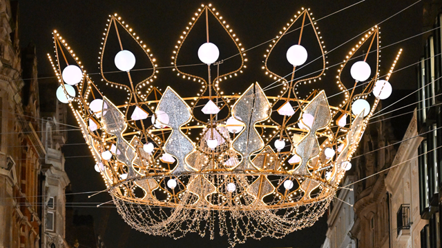 Les illuminations de Noël sur Regent Street, inspirées des joyaux de la couronne.