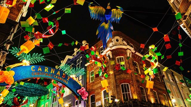 La rue de Carnaby Street, dans le quartier de Soho, est décorée de facon colorée pour les fêtes de fin d'année.