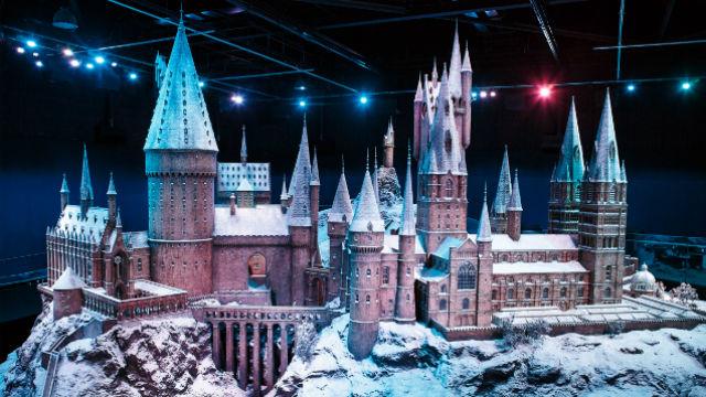 Studios Harry Potter Londres décorés pour Noël avec neige