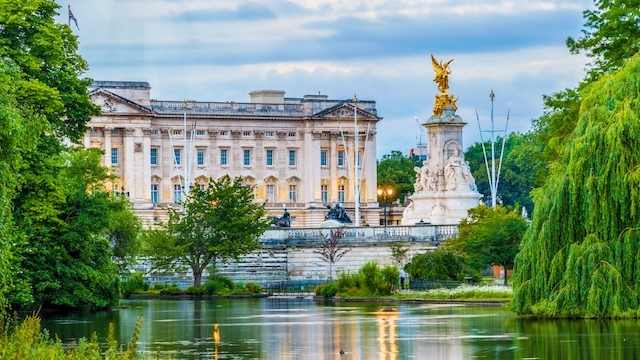Buckingham Palace, in London, an einem bewölkten Tag hinter einem See