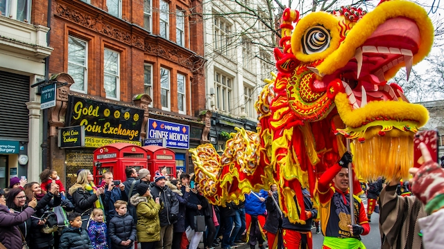 Sehen Sie wie das chinesische Neujahr in den Straßen von London gefeiert wird. Bild mit Genehmigung von Shutterstock. Ein Drachenfigur wird für die chinesische Neujahrsparade durch die Straßen von London getragen.