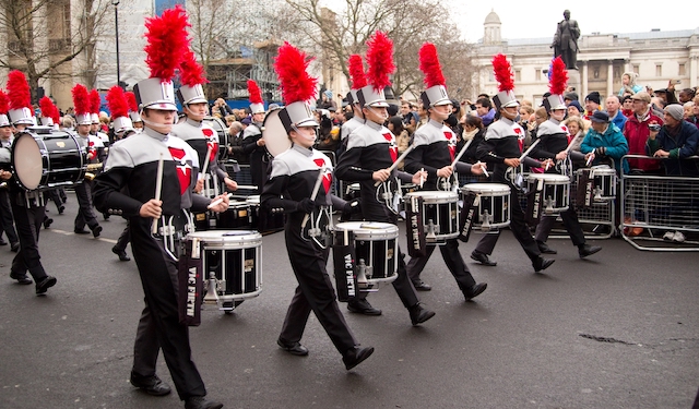 Eine Marschkapelle läuft während der jährlichen Neujahrsparrade die Straßen von London entland.