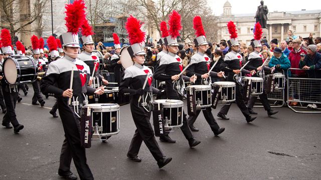 Une fanfare composée de jeunes musiciens joue dans la rue lors du défilé du Nouvel An à Londres.