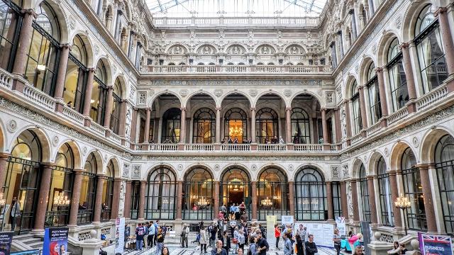 Open House London 2016: Foreign, Commonwealth und Development Büro. Bild mit Genehmigung von Kritt Normsaskul @Kritt_stagram. Die Inneneinrichtung des Foreign, Commonwealth und Development Büros mit Leuten die umgeben von Bögen und Säulen im Innenhof versammelt sind.