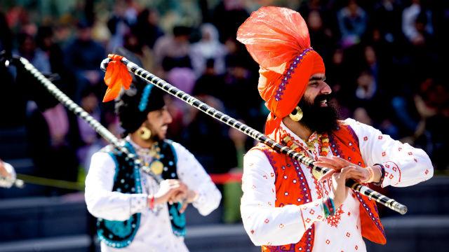 Vaisakhi Festival im Trafalgar Square. Bild mit Genehmigung von Greater London Authority Zwei Männer stehen im Trafalgar Square in traditioneller Vaisakhi Festival Kleidung.