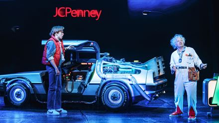 Sehen Sie das mehrfach preisgekrönte Back to the Future: The Musical, das derzeit im Adelphi Theatre aufgeführt wird. Bild mit Genehmigung von London Theatre Direct.