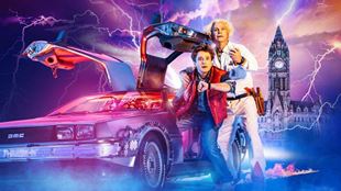 Les deux personnages principaux se tiennent à côté de la voiture DeLorean, avec en arrière-plan des graphiques représentant Big Ben et des éclairs.