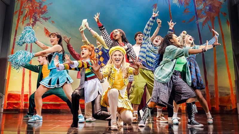 Clueless cast throw jazz hands in dancing scene 