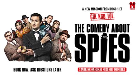 Regardez le chaos s'installer alors que des espions du monde entier viennent à Londres à la recherche d'une taupe dans ce nouveau chef-d'œuvre du Mischief Theatre, The Comedy About Spies (La comédie sur les espions). Avec l'aimable autorisation du London Theatre DIrect.