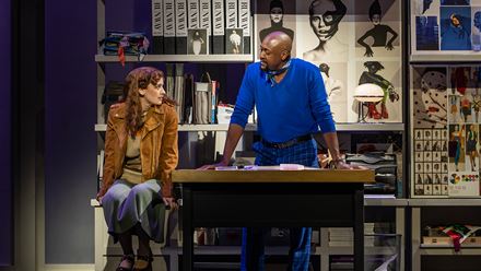 Le Diable s'habille en Prada, l'adaptation musicale du film à succès avec la musique de Sir Elton John, est enfin arrivée dans le West End de Londres. Avec l'aimable autorisation de Dewynters / Crédit photo : Matt Crockett.