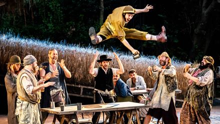 See the return of the phenomenal musical Fiddler on the Roof to the London stage, following its huge success at Regent's Park Open Air Theatre in 2024. Image courtesy of London Theatre Direct/ Photo credit: Johan Perrson.