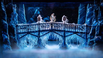 Allez en famille au théâtre pour voir l'un des spectacles les plus populaires de Disney, Frozen The Musical, qui est actuellement à l'affiche du Theatre Royal Dury Lane. Avec l'aimable autorisation de Disney - Crédit photo : Johan Persson.