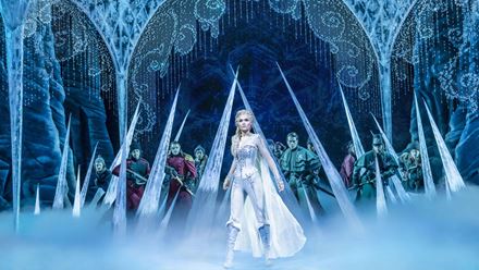 Lassen Sie sich von Frozen dem Musical verzaubern und reisen Sie mit Ihren Lieblings-Disneyfiguren in ein Winterwunderland. Bild mit Genehmigung von Disney - Bildnachweis: Johan Persson.