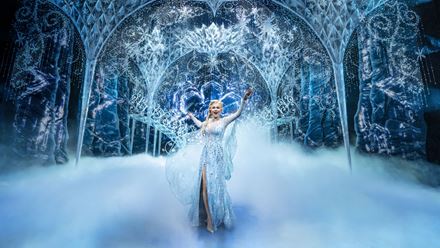 Erleben Sie, wie die berühmte Disney-Produktion „Frozen the Musical“ dem Londoner West End einen Hauch von Eis verleiht. Bild mit Genehmigung von Disney - Bildnachweis: Johan Persson. 