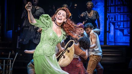 Sehen Sie die preisgekrönte Inszenierung von Hadestown im Lyric Theatre in London. Bild mit Genehmigung von London Theatre Direct/ Bildnachweis: Marc Brenner.