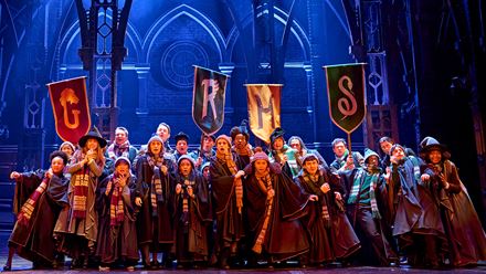 Haben Sie den Brief für Hogwarts bekommen? Dann ist es an der Zeit, mit anderen Zauberern das faszinierende Theaterstück zu besuchen, das derzeit im Londoner Palace Theatre aufgeführt wird: Harry Potter und das verwunschene Kind. ©London Theatre Direct