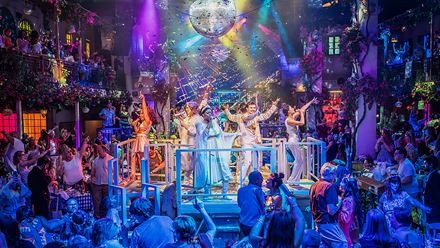 Rejoignez la piste de danse dans le plus pur style Dancing Queen à l'occasion de la Mamma Mia ! The Party, où les spectacteurs se réunissent pour danser sur les plus grands succès d'ABBA après le spectacle. Avec l'aimable autorisation de ABout Grace PR/ crédit photo : Marc Brenner.