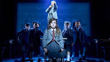 Besuchen Sie mit den Kindern in London die preisgekrönte Adaption von Matilda The Musical und erleben Sie Roald Dahls berühmte Geschichte neu. Bild mit Genehmigung von AKA Studios.