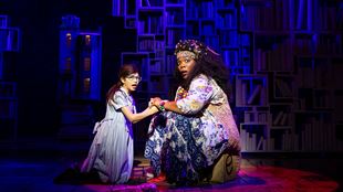 Matilda et le bibliothécaire sont accroupies sur la scène du Cambridge Theatre, se tenant la main et regardant le public d'un air inquiet.