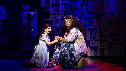 Découvrez Matilda The Musical, une comédie musicale au succès incontesté, et suivez le parcours de Matilda, lectrice passionnée, qui se bat pour trouver sa place à la maison et intègre une nouvelle école. Avec l'aimable autorisation de London Theatre Direct/ Crédit photo : Ellie Kurttz.