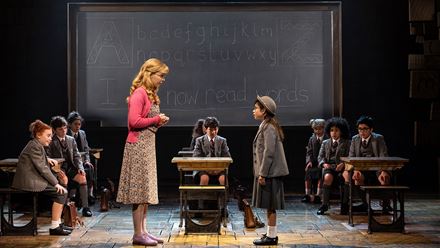 Suivez les aventures de Matilda alors qu'elle entre à l'école et se frotte à la directrice Mme Trunchbull. Image fournie par London Theatre Direct/ Crédit photo: Ellie Kurttz.