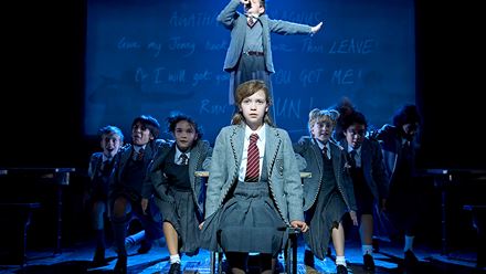 Emmenez les enfants à Londres pour voir l'adaptation primée de Matilda The Musical et revisitez la célèbre histoire de Roald Dahl. Avec l'aimable autorisation de Storyhouse PR / Crédit photo : Manuel Harlan.
