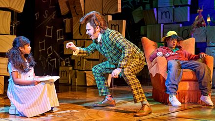 Retrouvez l'héroïne du best seller de Roald Dahl, Matilda, dans la comédie musicale à succès londonienne. Image fournie par London Theatre Direct/ Crédit photo: Manuel Harlan.
