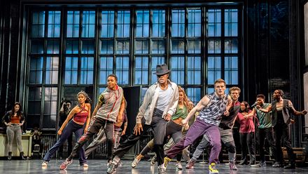 Suivez l'histoire de Michael Jackson, de ses débuts à la célébrité en passant par sa carrière solo, dans MJ the Musical, actuellement au Prince Edward Theatre. Image reproduite avec l'aimable autorisation de Dewynters/ Crédit photo : Johan Persson.
